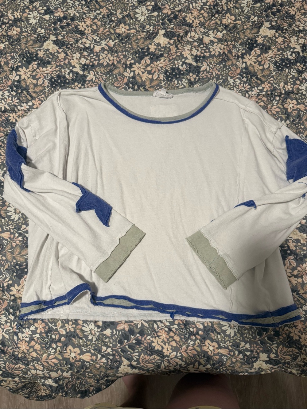 eesome Floral Crewneck Top in Light Gray with Blue Trim